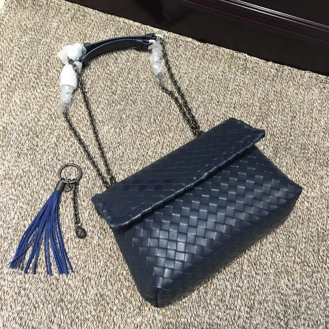 Original quality👉🏻Size 1099 Small🔥🔥Mini version of the classic Olimpia handbag, all made of Intrecciato soft sheepskin. The long Brunito polished chain adjustable strap can be doubled in length and can be used as a shoulder bag, which is both elegant and practical. The interior is lined with pigskin, and the space is separated by zippers for easy storage and organization. Built-in vanity mirror. size: 22*8*15 tourmaline blue